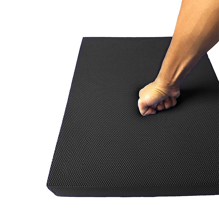 Man staat op balansmat voor herstel van enkelblessure en stabiliteitstraining