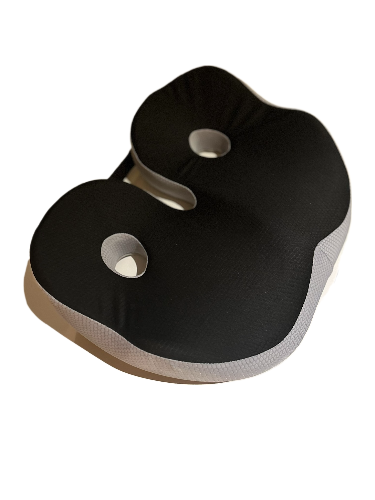 Ergonomisch ComfortPlus Zitkussen op een bureaustoel, ideaal voor pijn bij stuitje en zitknobbels.