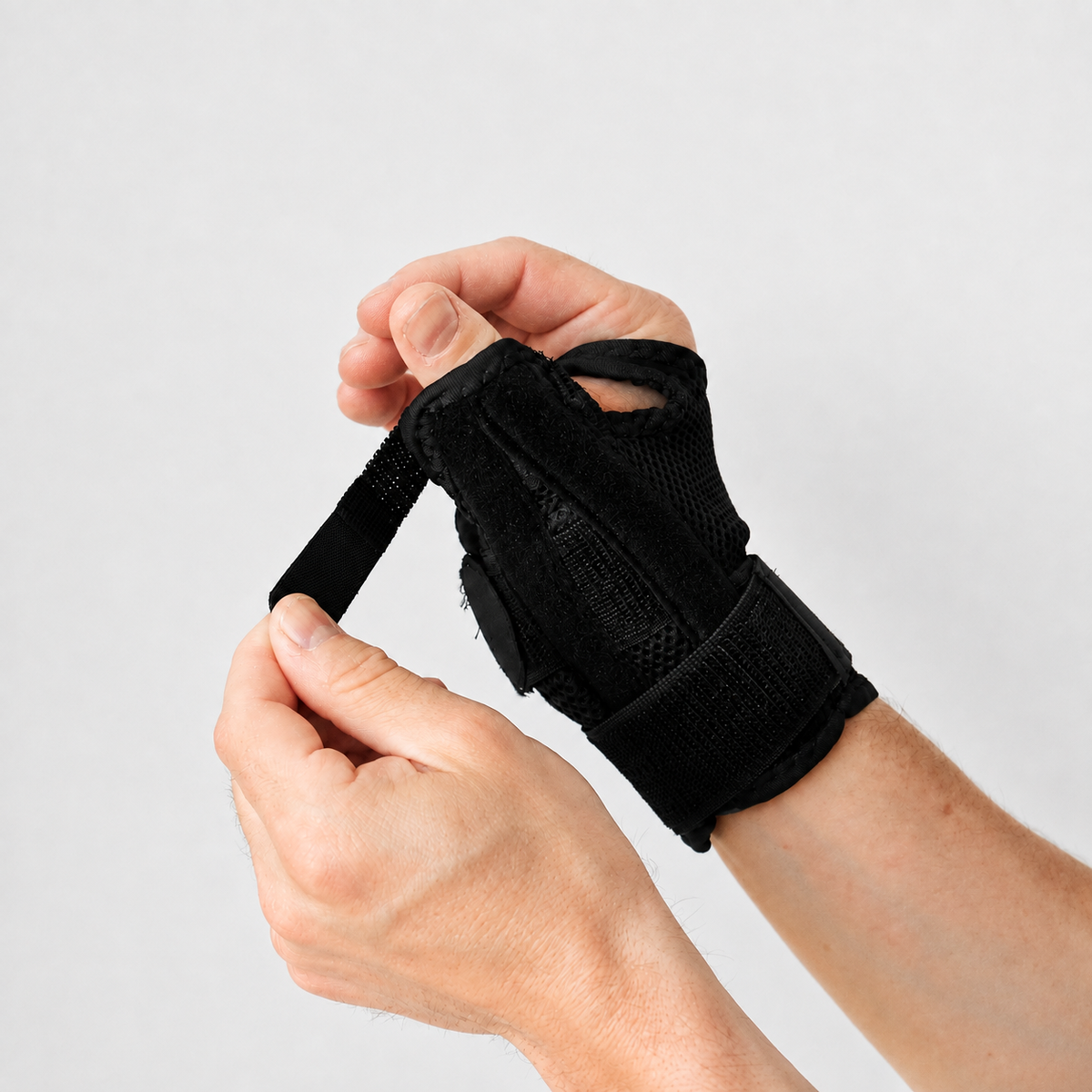 Duimband van de verstelbare duimbrace vastmaken voor gerichte ondersteuning van de duim.