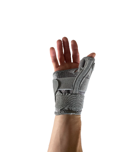 Duimbrace die gemakkelijk om de pols en duim wordt bevestigd voor optimale ondersteuning.