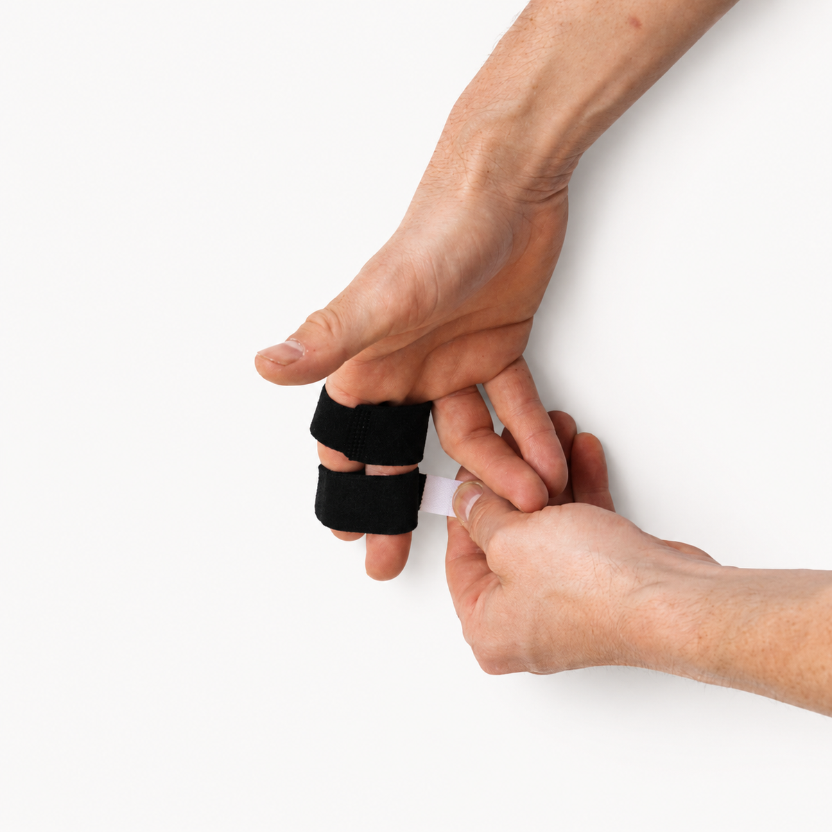 Bovenaanzicht van zwarte Finger Buddy Wraps gedragen om twee vingers voor stabiele ondersteuning