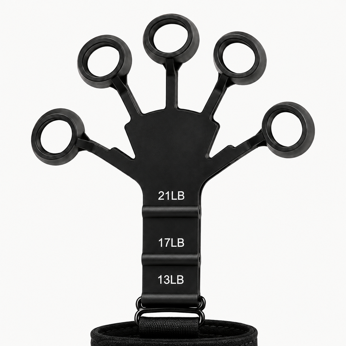Detail van zwarte handkracht trainer met vijf vingerlussen en weerstandsniveaus 13 lb, 17 lb en 21 lb