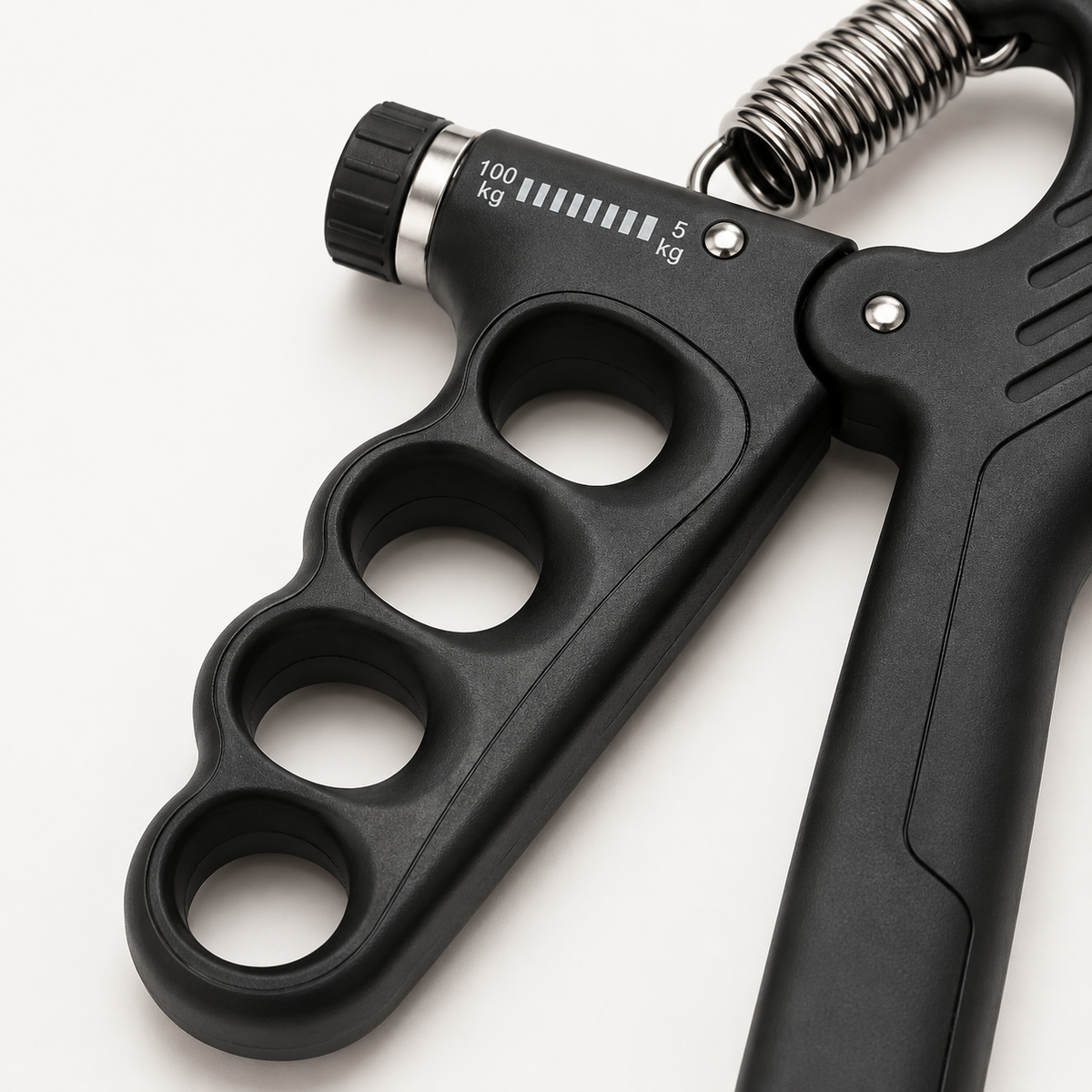 Close-up van de ergonomische handgreep van een verstelbare griptrainer met vingergrepen voor comfortabele handtraining