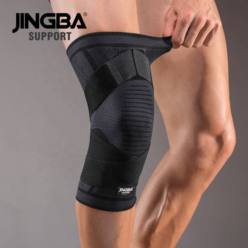 Kniebrace gedragen onder broek voor dagelijkse steun en comfort