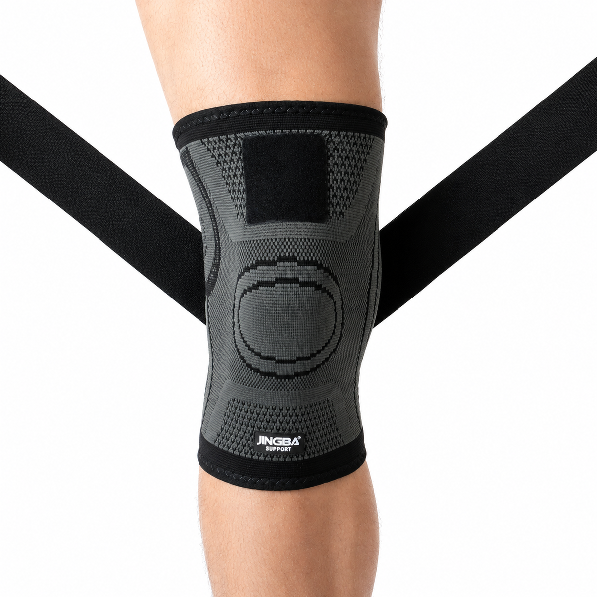 Kniebrace met compressie waarbij de verstelbare kruisbanden rond de knie worden aangetrokken
