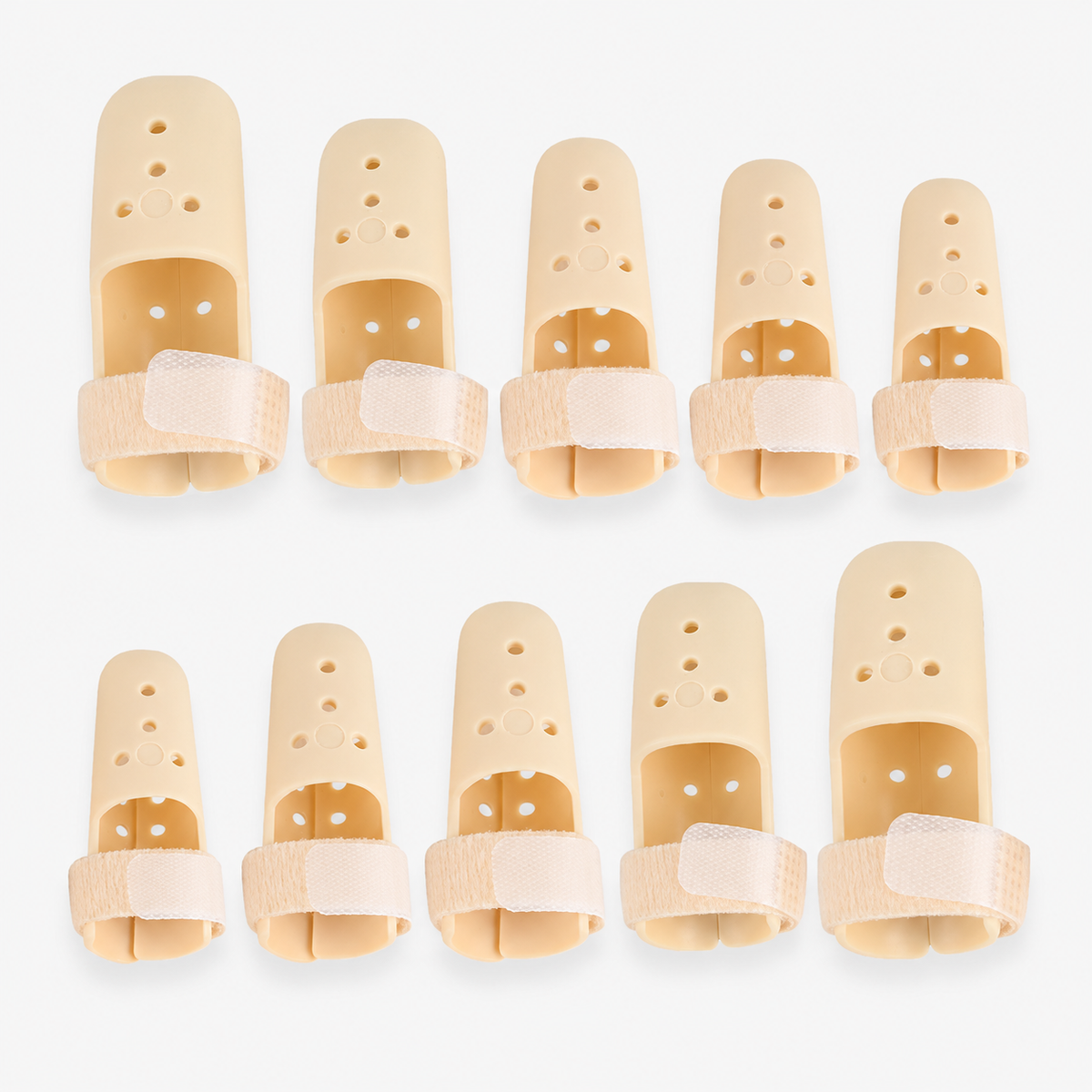 Overzicht van beige mallet vinger braces in verschillende maten op witte achtergrond