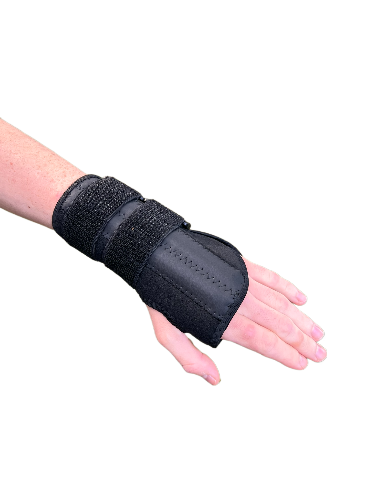 Polsbrace voor pijn in de pols en hand door carpaal tunnel syndroom voor sneller herstel.