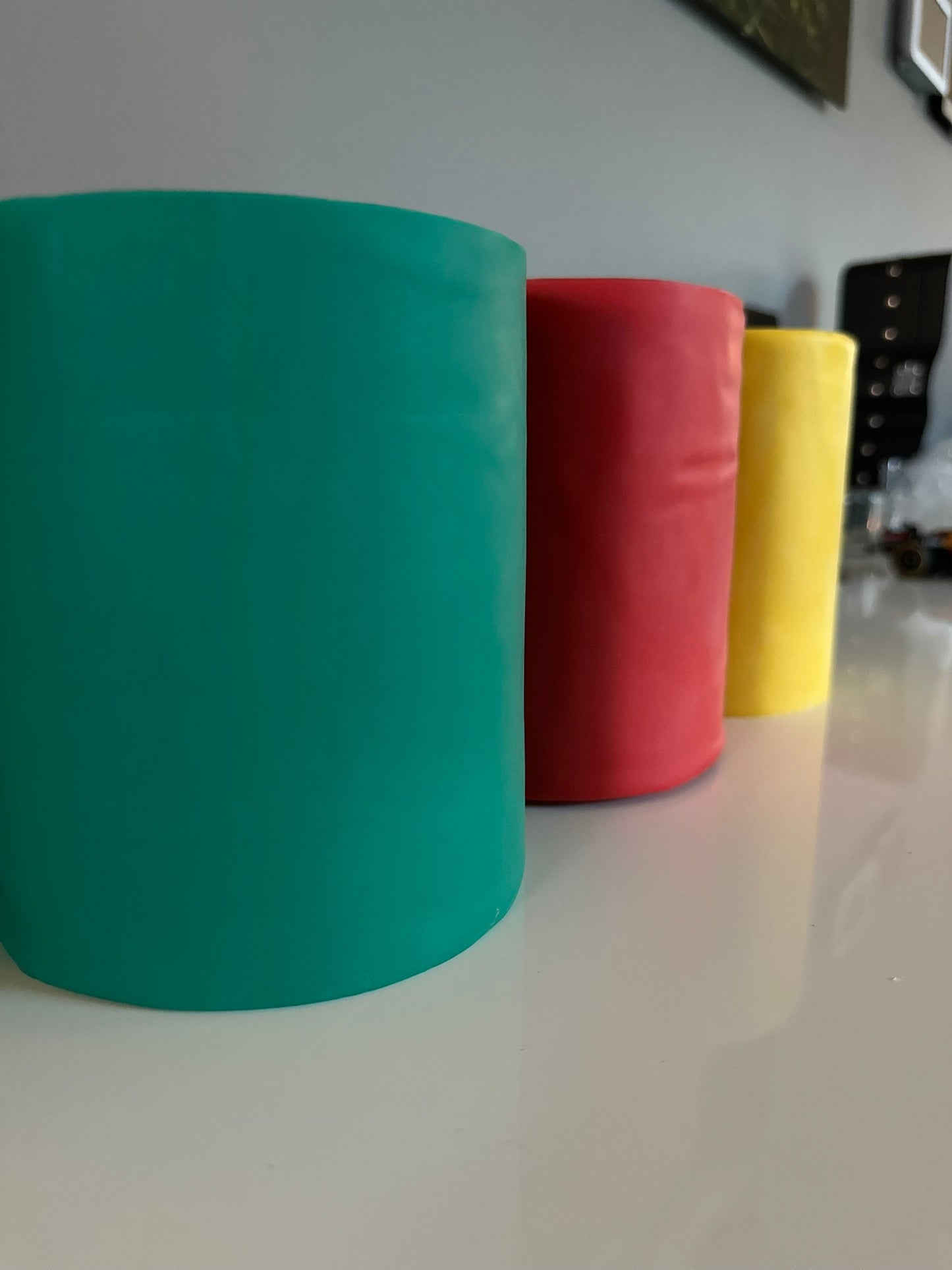 Set van drie weerstandsbanden op rol – geel, rood en groen – 45 meter, perfect voor fysiotherapie en krachttraining