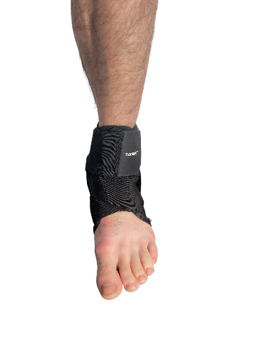 Zwarte enkelbrace met verstelbare banden voor optimale ondersteuning tijdens sport.