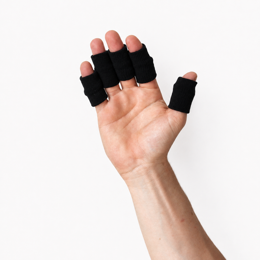 Handpalm met zwarte vinger braces om vingers en duim voor extra ondersteuning