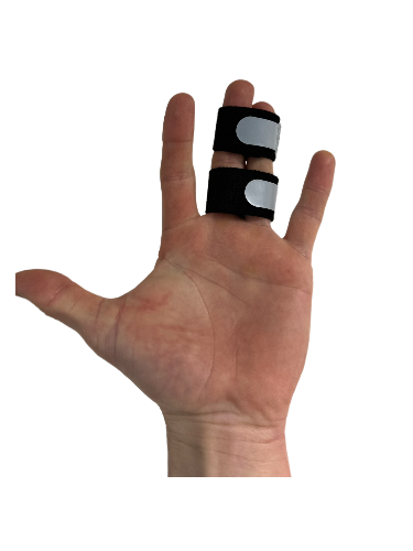 Finger Buddy Wraps rond twee vingers, biedt stabiliteit en ondersteuning bij blessures.