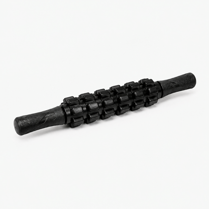 Zwarte massage roller met handvatten en geribbelde rollen voor gerichte massage van spieren