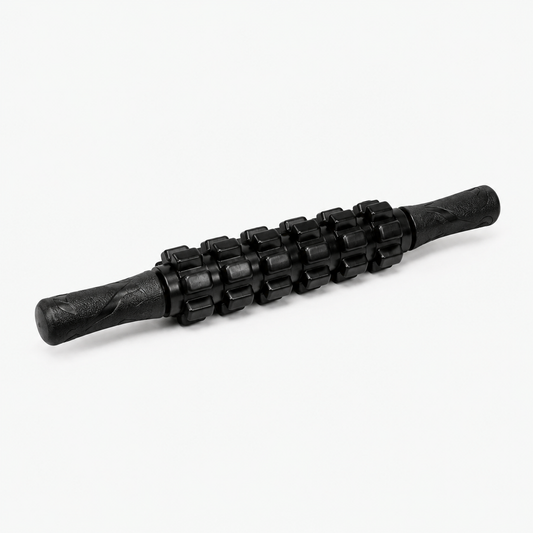 Zwarte massage roller met handvatten en geribbelde rollen voor gerichte massage van spieren