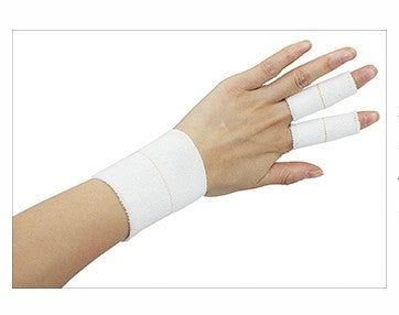 Elastische adhesive tape aangebracht op de arm voor extra ondersteuning tijdens bewegen