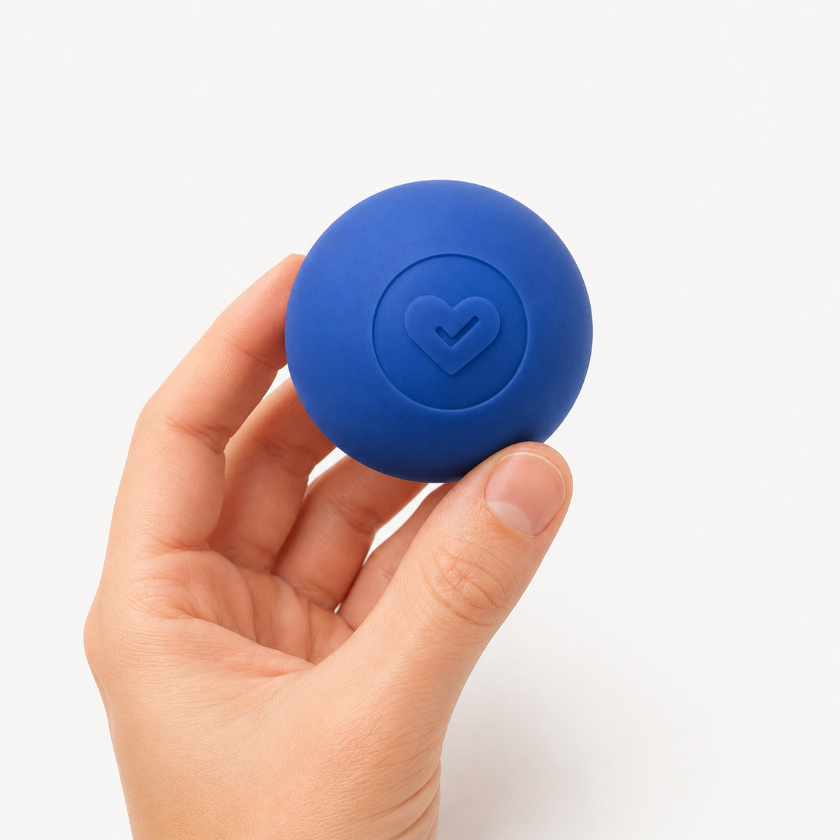 Detailfoto van blauwe siliconen massagebal met Fysio Essentials logo in de hand