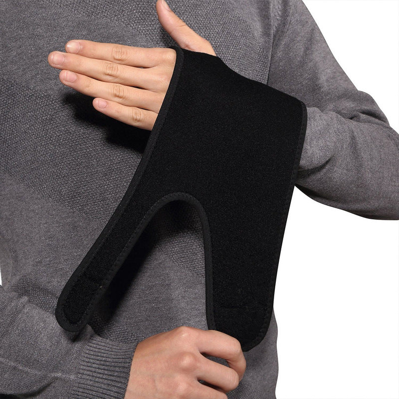 Hand stabilisatie brace gedragen bij middenhandsbreuk voor veilige ondersteuning tijdens herstel