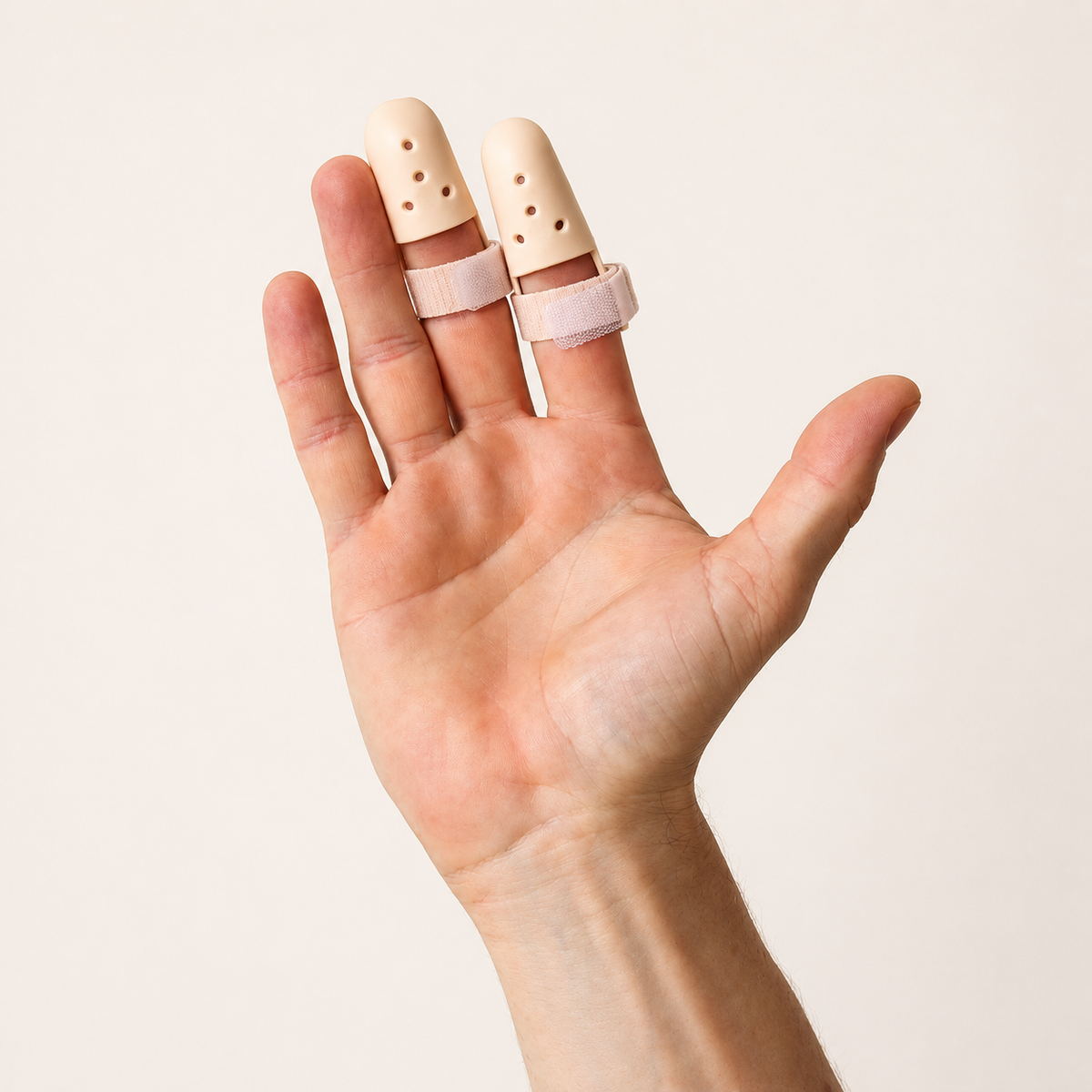 Open hand met beige mallet vinger braces zichtbaar aan de vingers