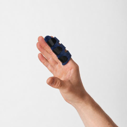 Triggerfinger brace gedragen om de vinger met drie verstelbare banden voor een stevige pasvorm