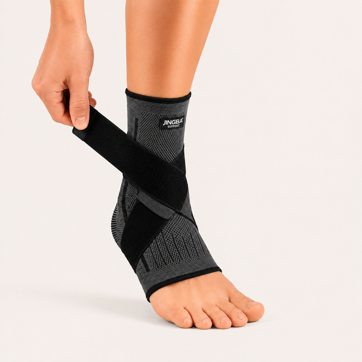 Compressie enkelbrace met losse kruisbanden vóór het vastzetten rond de enkel
