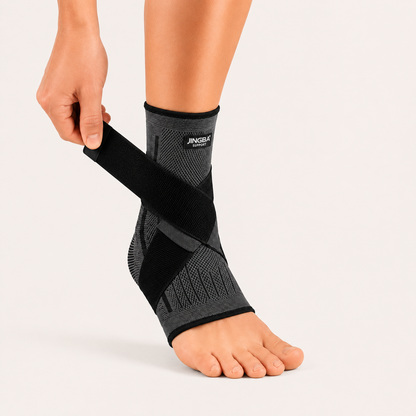 Compressie enkelbrace met losse kruisbanden vóór het vastzetten rond de enkel