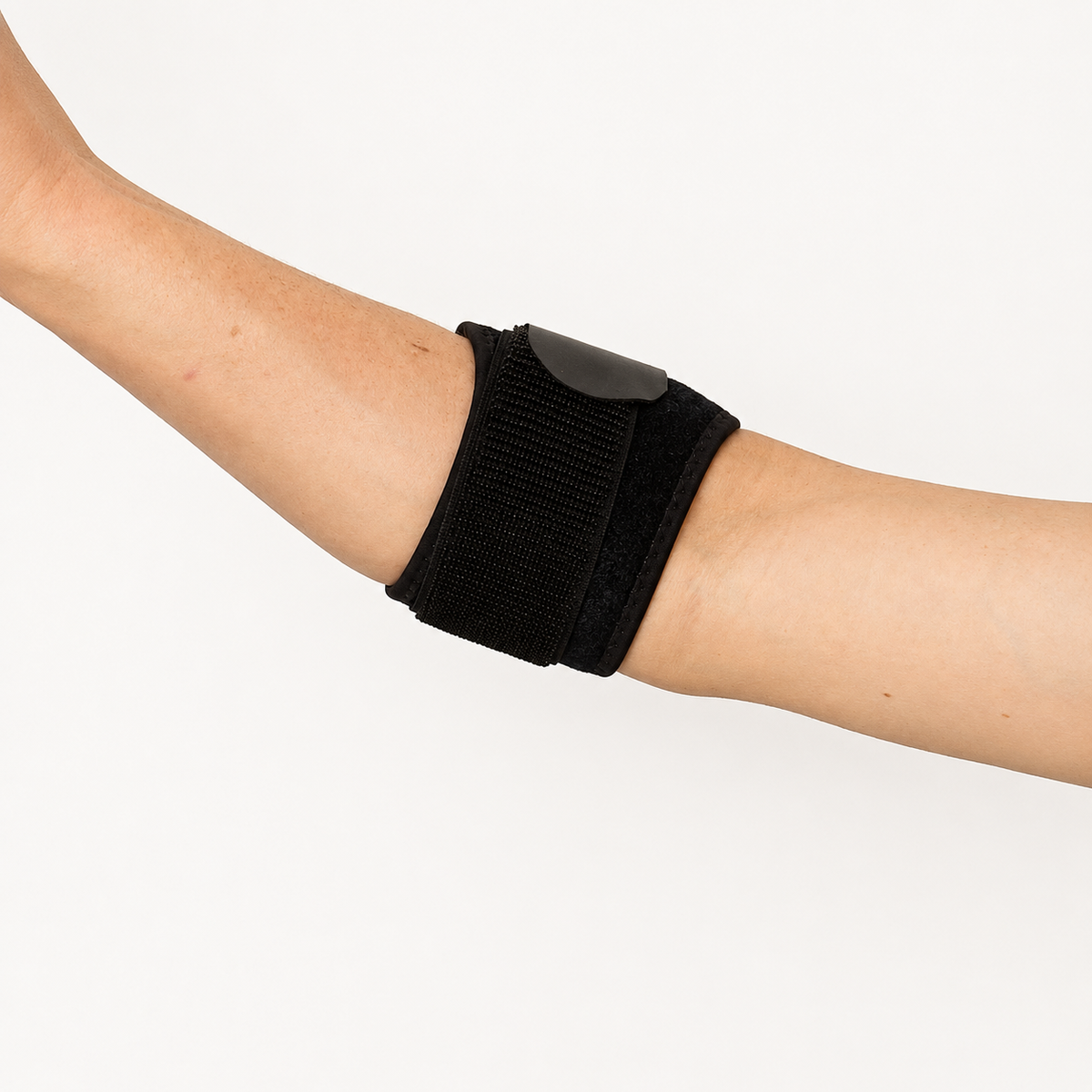 Zwarte verstelbare tennisarm brace gedragen net onder de elleboog voor ondersteuning van de onderarm