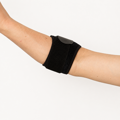 Zwarte verstelbare tennisarm brace gedragen net onder de elleboog voor ondersteuning van de onderarm