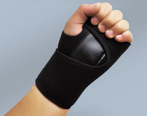 Close-up van ademende en comfortabele stof van handbrace voor middenhandsbeentjes breuken