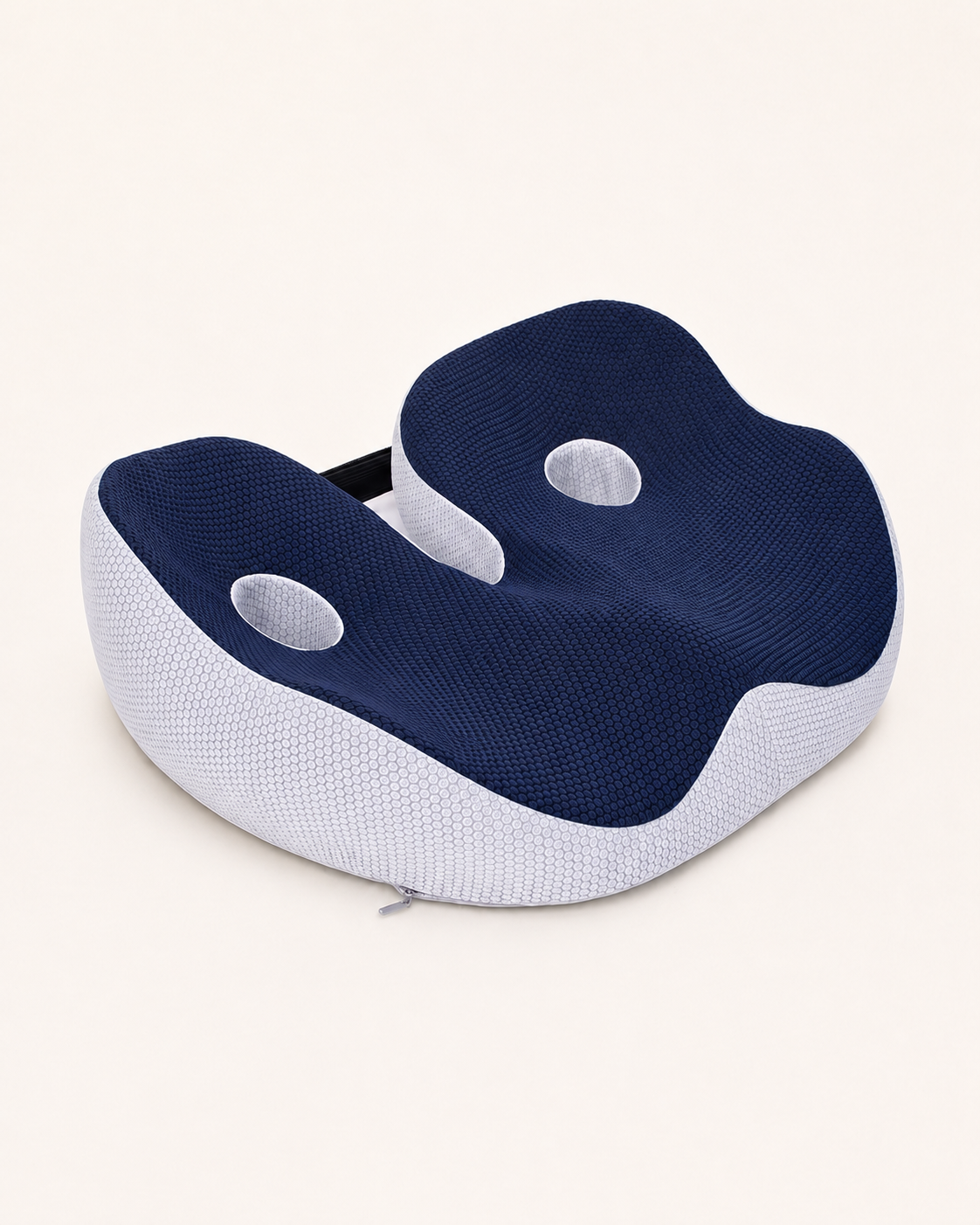 Comfortplus zitkussen vanuit schuin zijaanzicht met ergonomische vorm en ondersteuning rond zitvlak en zitbotten