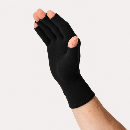 Close-up van zwarte compressie handschoen met nette vingerranden en zachte aansluitende stof