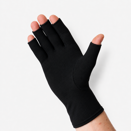 Zwarte compressie handschoen gedragen om hand en pols met vrije vingertoppen