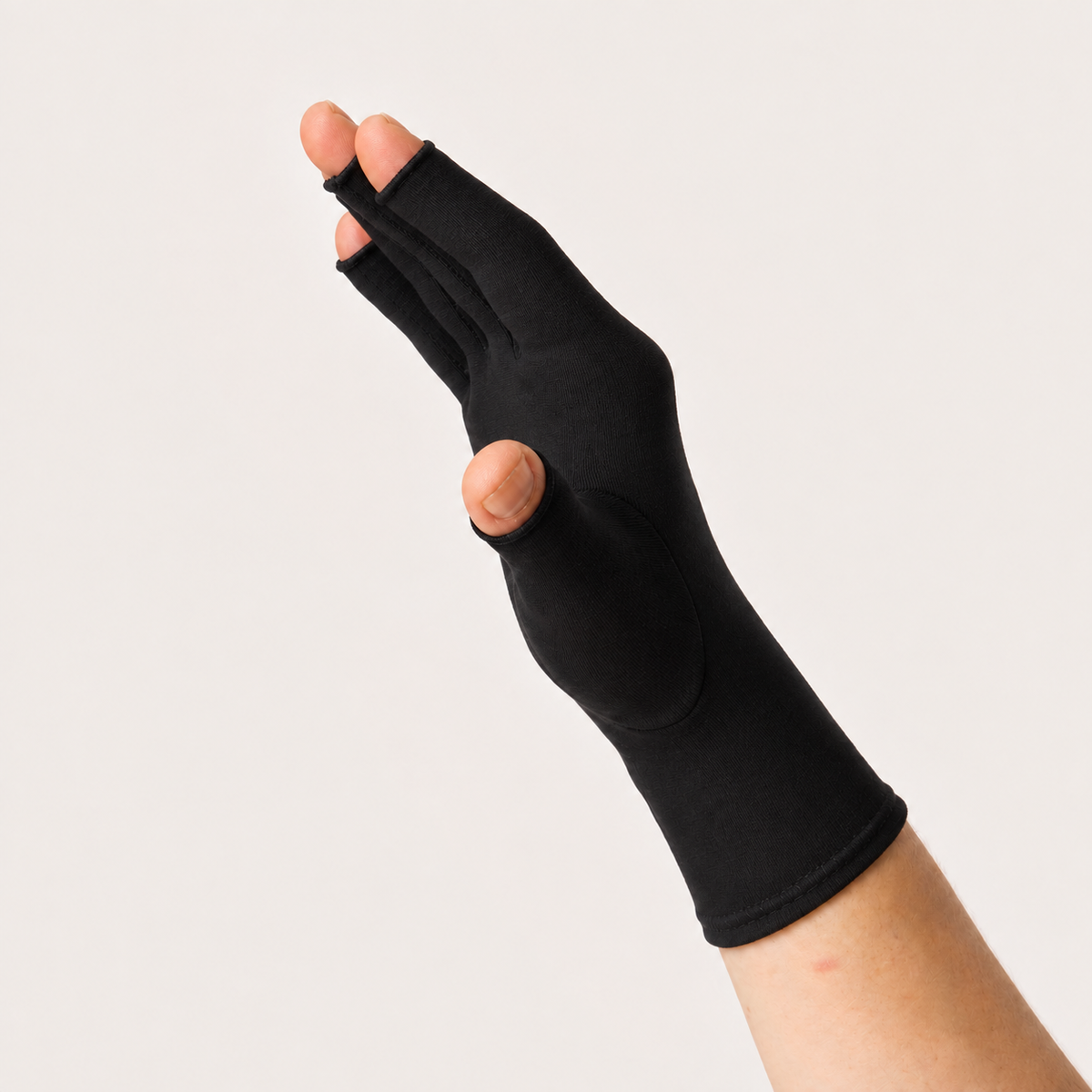 Zijaanzicht van zwarte compressie handschoen met open vingertoppen en lange polsmanchet