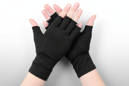 Compressie handschoenen gedragen bij gezwollen handen en vingers