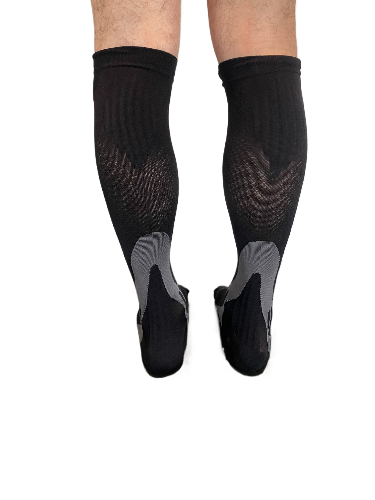Lichtroze compressiesokken speciaal ontworpen voor zwangere vrouwen.