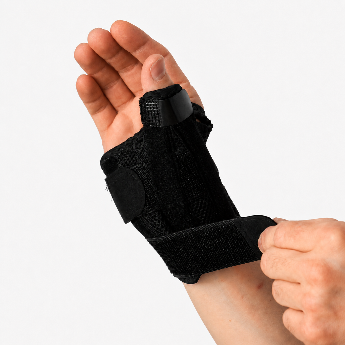 Verstelbare polsband van de duimbrace aantrekken voor een stevige en comfortabele pasvorm.