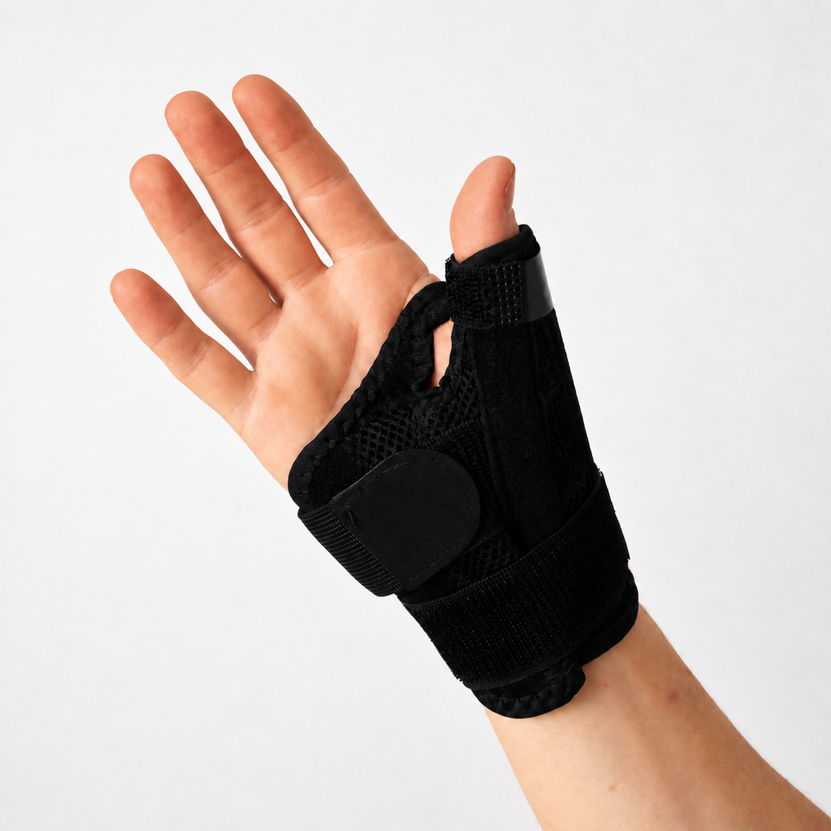 Handpalmzijde van zwarte duimbrace met ondersteuning rond duim en pols en vrije vingers.