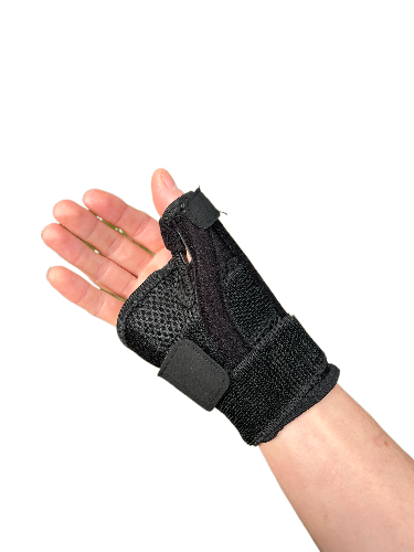 Zwarte duimbrace die de duim en pols stabiliseert bij duimartrose en Quervain.
