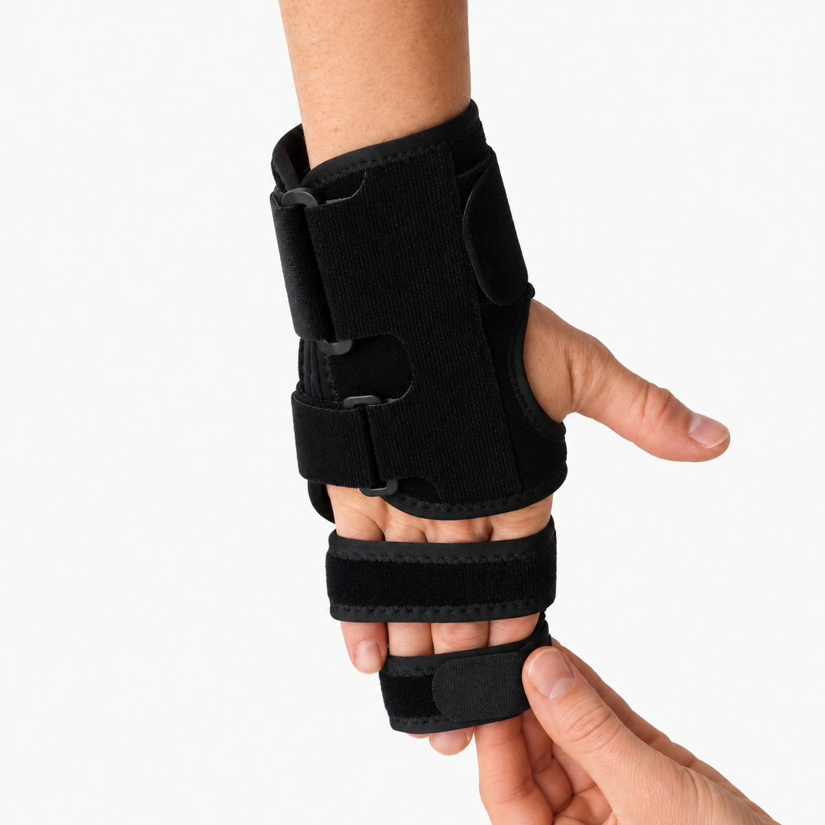 Verstelbare Dupuytren hand- en vingerspalk gedragen om hand en meerdere vingers