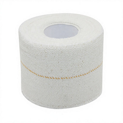 Elastische adhesive tape uitgerold klaar voor sport- en fysiotherapiegebruik