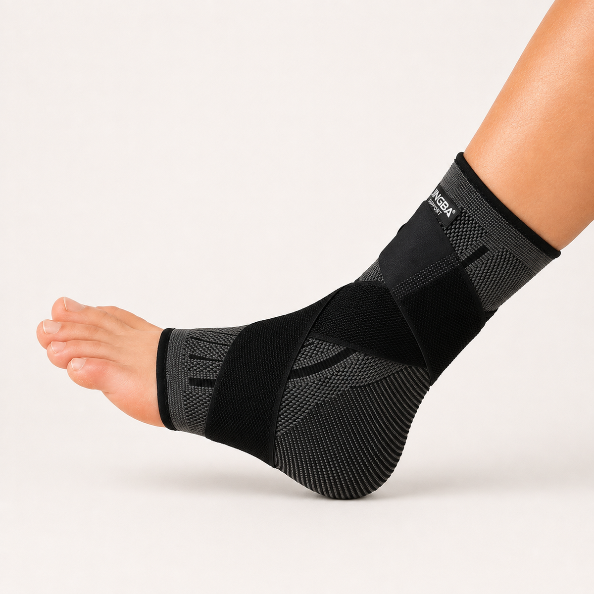 Zijaanzicht van een compressie enkelbrace met zwarte kruisbanden en open teen