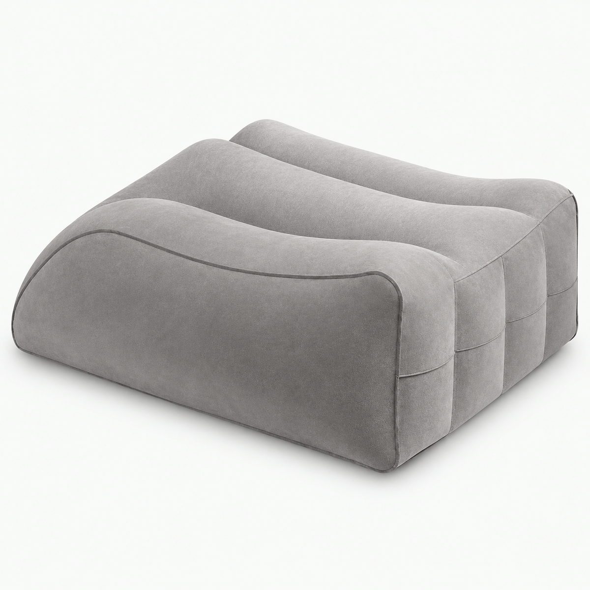 Vrijstaande productfoto van een grijs ergonomisch beenkussen op een warme witte achtergrond.