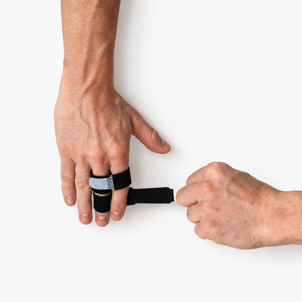 Finger Buddy Wraps waarbij de verstelbare band wordt aangetrokken voor een passende ondersteuning van de vingers