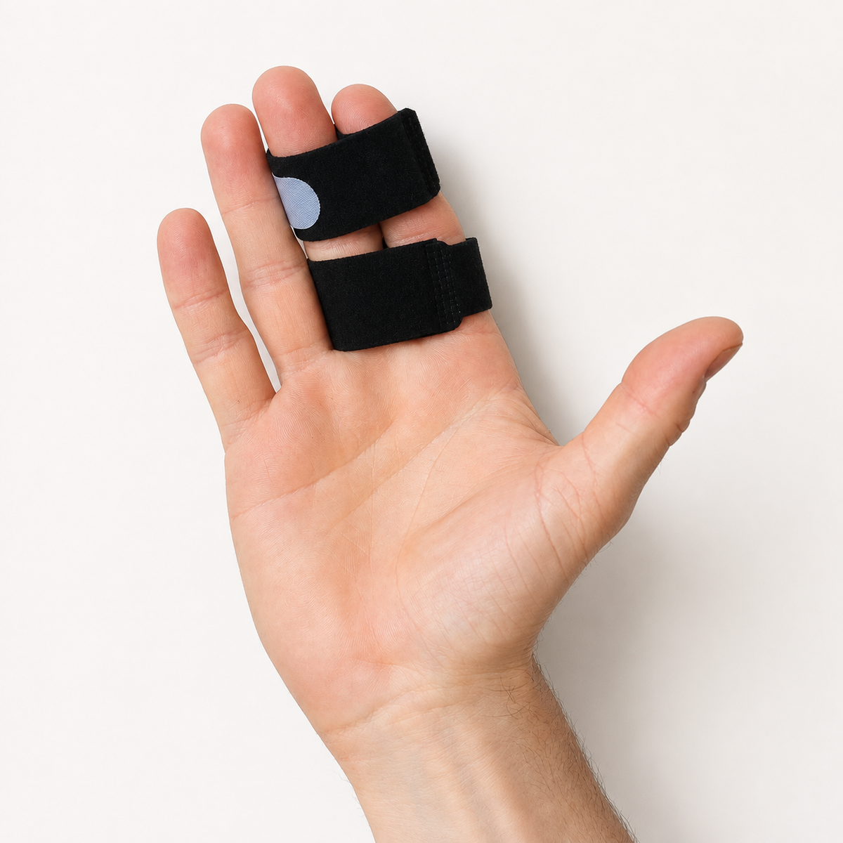 Handpalm met zwarte vinger ondersteuning die twee aangrenzende vingers samen ondersteunt