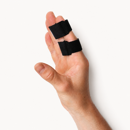 Zwarte Finger Buddy Wraps gedragen om twee vingers voor extra ondersteuning bij een gekneusde of geblesseerde vinger