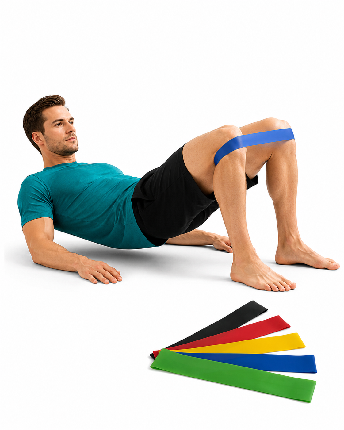 Man doet een glute bridge oefening met een blauwe weerstandsband om de bovenbenen