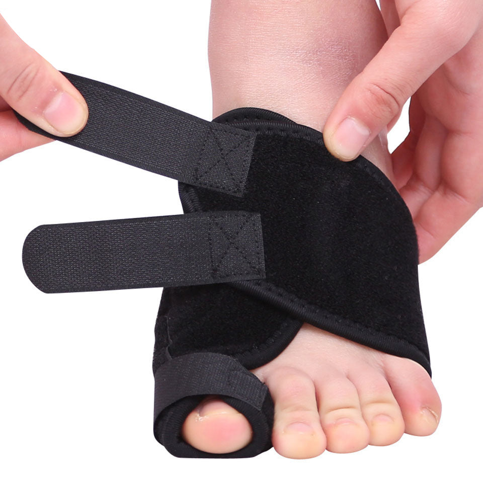 Close-up van de teenlus en klittenbandsluiting van de hallux valgus brace