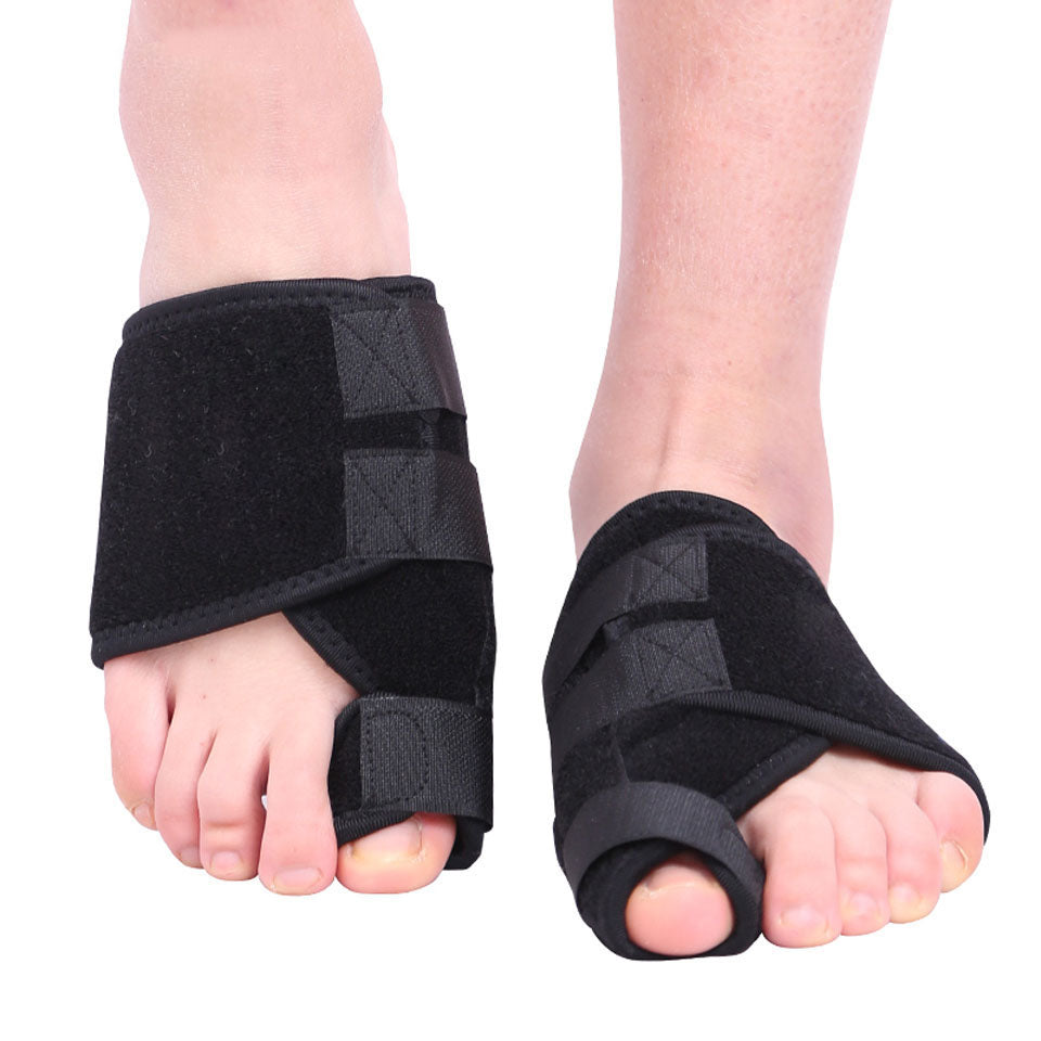 Persoon bevestigt de verstelbare klittenbanden van een hallux valgus brace