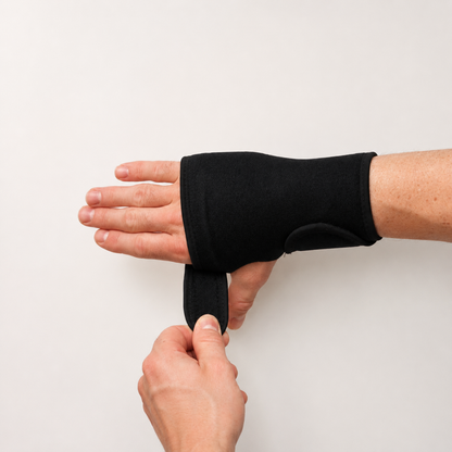Close-up van het vastmaken van de verstelbare sluiting van een handbrace bij middenhandsbreuk
