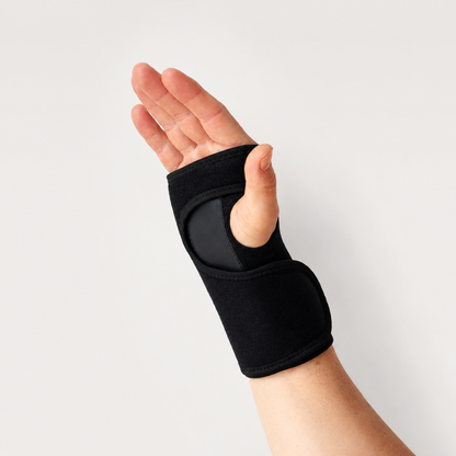 Zijaanzicht van handbrace bij middenhandsbreuk met stevige ondersteuning van hand en pols