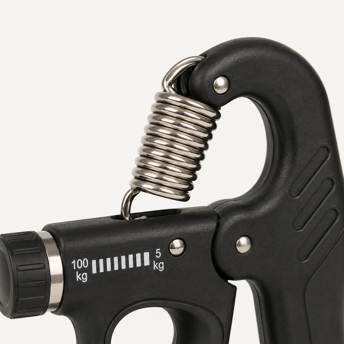 Detailfoto van de metalen veer en verstelbare weerstand van de handkracht trainer voor grip- en handtraining