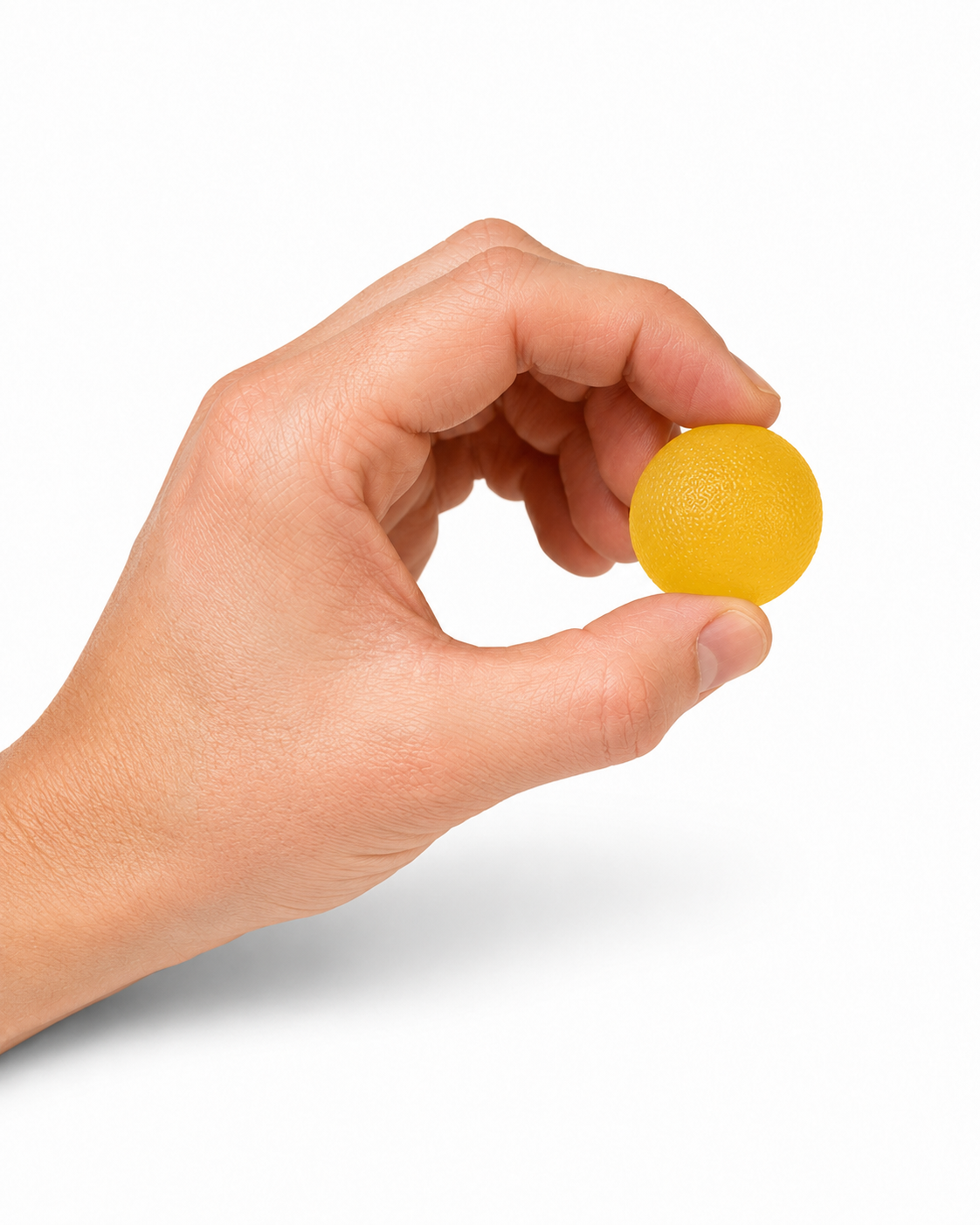 Hand gebruikt een gele gel knijpbal voor het trainen van handkracht, mobiliteit en coördinatie.